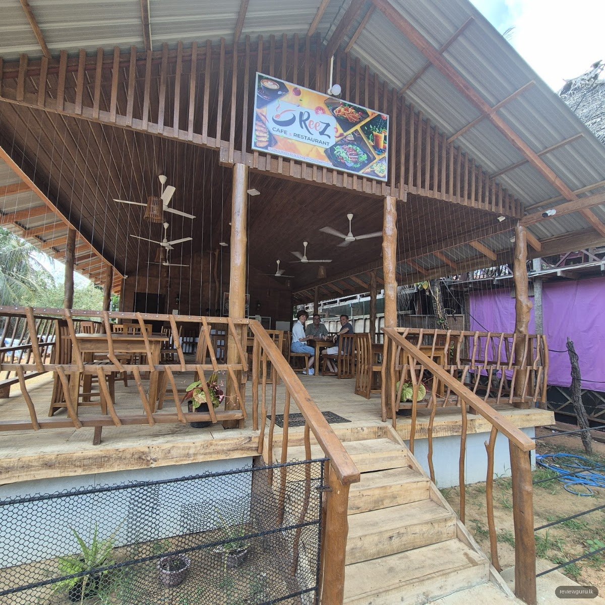 Reez Cafe Restaurant